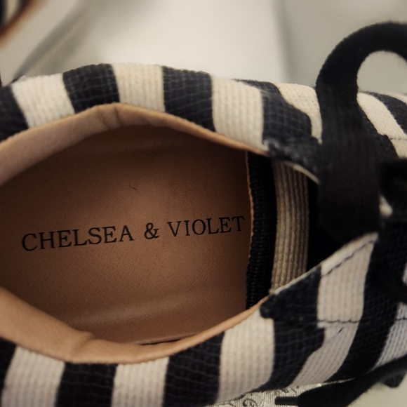 CHELSEA & VIOLET SIZE 10.Black and White Striped Platform Sneakers - Picture 4 of 8